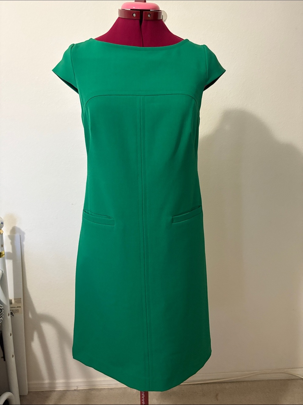 Vince Camuto size 2 fully lined green dress. 2 pockets. Made in Vietnam.